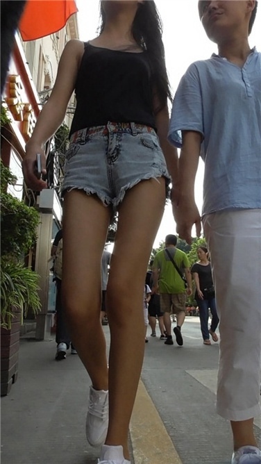 来看一双女神长腿[MP4/525MB]