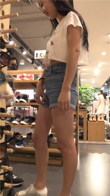 娇美的牛仔短裤长腿MM[MP4/2GB]