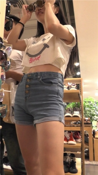 娇美的牛仔短裤长腿MM[MP4/2GB]