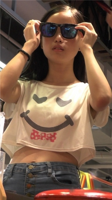 娇美的牛仔短裤长腿MM[MP4/2GB]