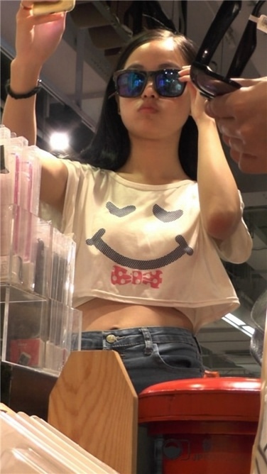 娇美的牛仔短裤长腿MM[MP4/2GB]