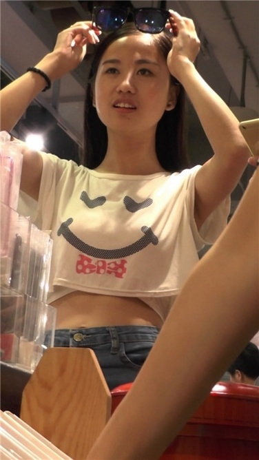 娇美的牛仔短裤长腿MM[MP4/2GB]