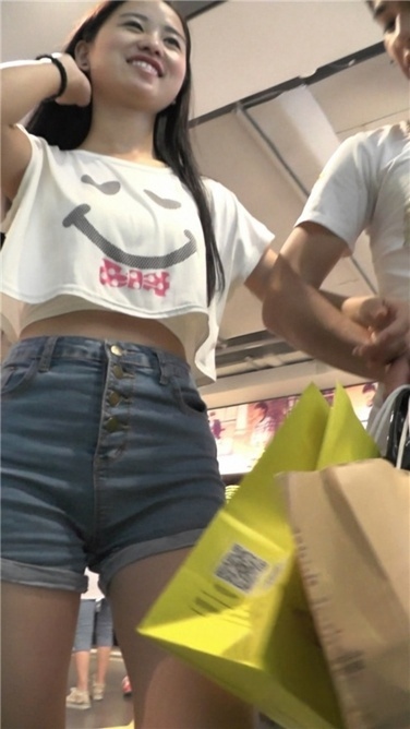 娇美的牛仔短裤长腿MM[MP4/2GB]