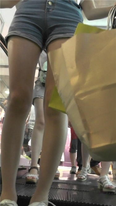 娇美的牛仔短裤长腿MM[MP4/2GB]