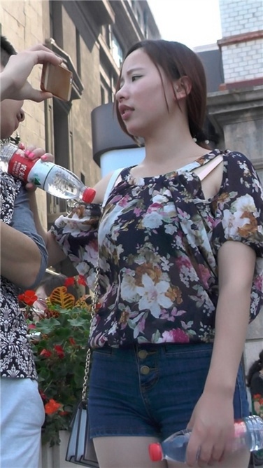 他的肉丝短牛漂亮女友[MP4/1.5GB] 