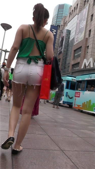 超性感丰臀白短裤低胸美女[MP4/1.2GB]