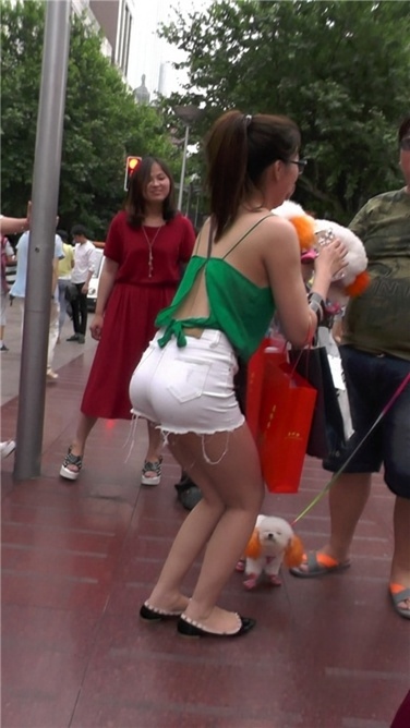 超性感丰臀白短裤低胸美女[MP4/1.2GB]