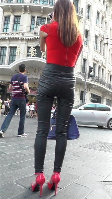 红色高跟紧身皮裤美女逛书店[MP4/3GB]