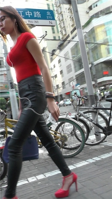 红色高跟紧身皮裤美女逛书店[MP4/3GB]