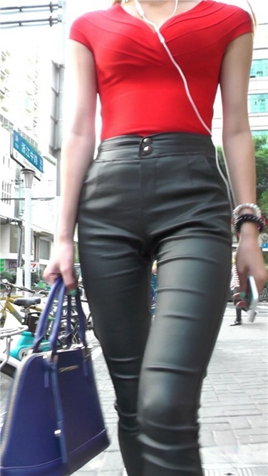 红色高跟紧身皮裤美女逛书店[MP4/3GB]