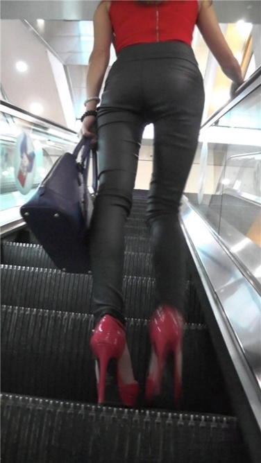 红色高跟紧身皮裤美女逛书店[MP4/3GB]