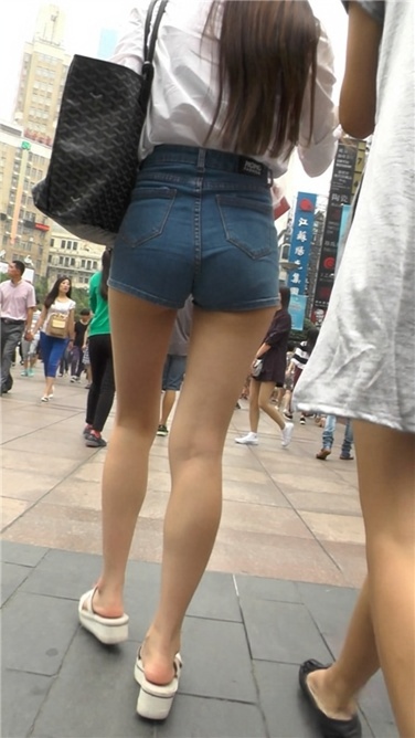 极品性感热裤长腿美女[MP4/688MB]