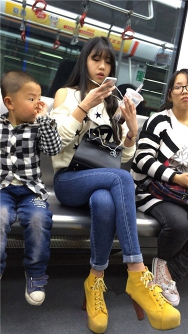 地铁偶遇极品清纯紧牛长腿小妹[MP4/2GB]