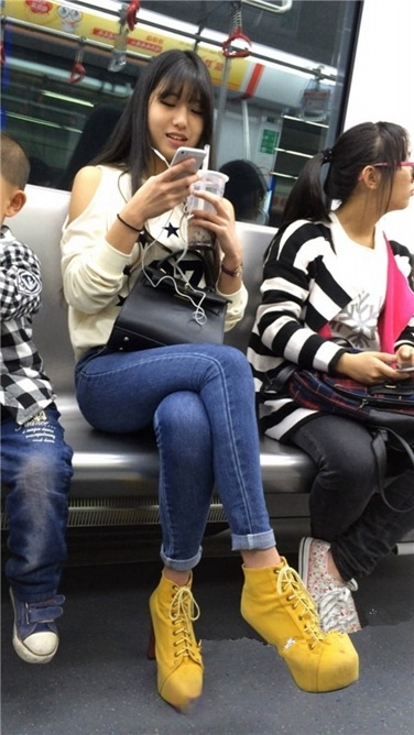 地铁偶遇极品清纯紧牛长腿小妹[MP4/2GB]