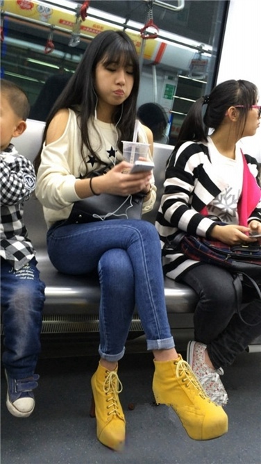 地铁偶遇极品清纯紧牛长腿小妹[MP4/2GB]