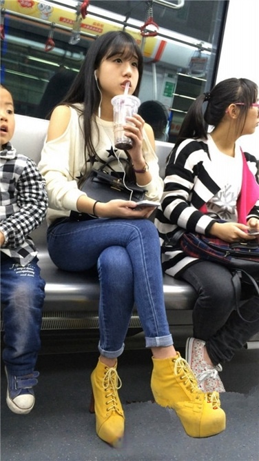 地铁偶遇极品清纯紧牛长腿小妹[MP4/2GB]