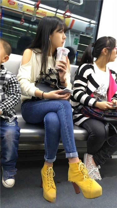 地铁偶遇极品清纯紧牛长腿小妹[MP4/2GB]