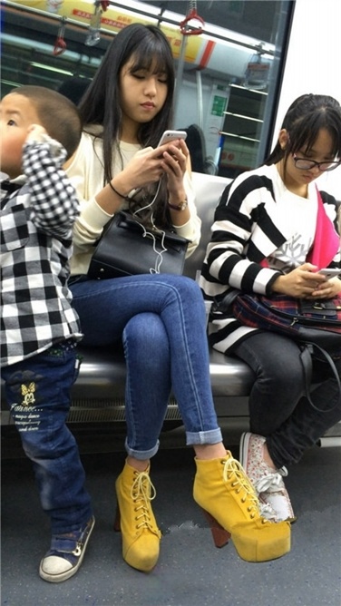 地铁偶遇极品清纯紧牛长腿小妹[MP4/2GB]