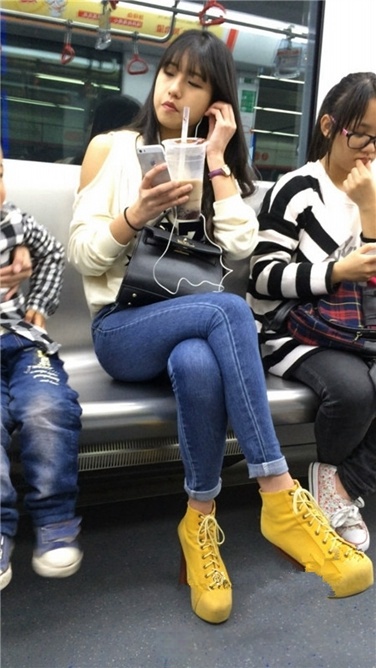 地铁偶遇极品清纯紧牛长腿小妹[MP4/2GB]
