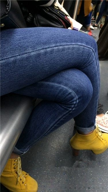 地铁偶遇极品清纯紧牛长腿小妹[MP4/2GB]