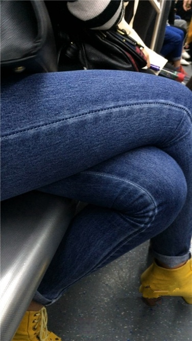 地铁偶遇极品清纯紧牛长腿小妹[MP4/2GB]