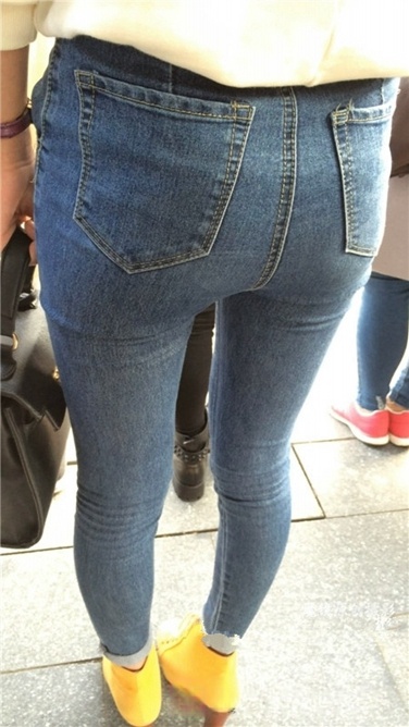 地铁偶遇极品清纯紧牛长腿小妹[MP4/2GB]