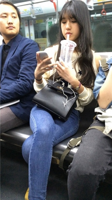 地铁偶遇极品清纯紧牛长腿小妹[MP4/2GB]