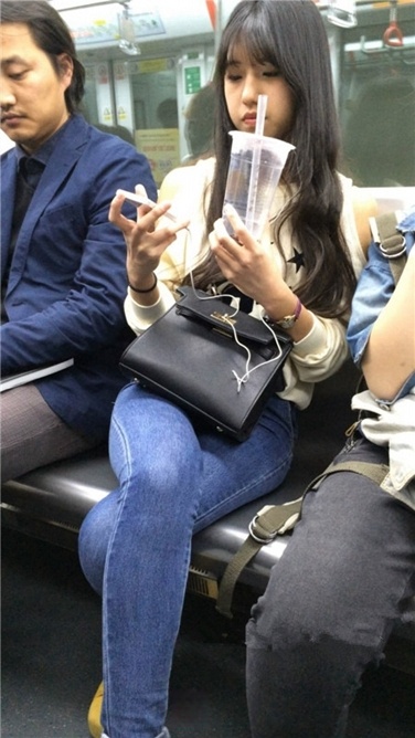 地铁偶遇极品清纯紧牛长腿小妹[MP4/2GB]