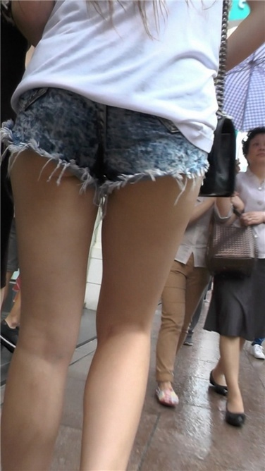 超性感超短热裤美女，喜欢吗？[MP4/2GB]