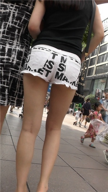 极品白色热裤美眉买鞋[MP4/2GB]