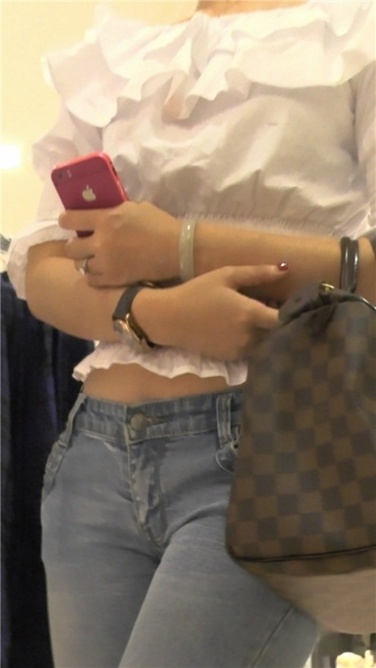 极品蜂腰翘臀紧牛大美女[MP4/2GB]