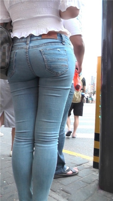 极品蜂腰翘臀紧牛大美女[MP4/2GB]