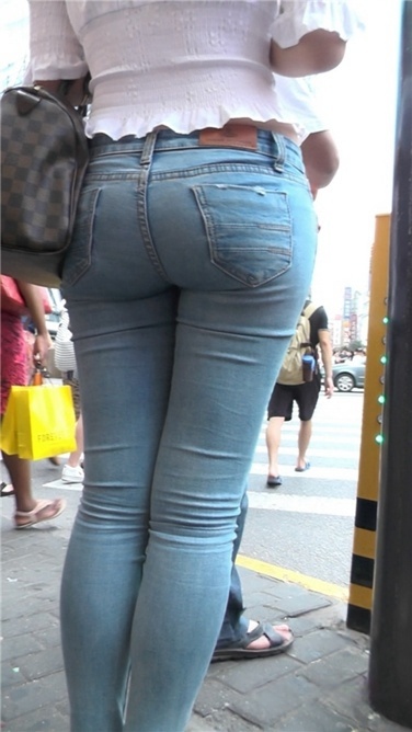 极品蜂腰翘臀紧牛大美女[MP4/2GB]