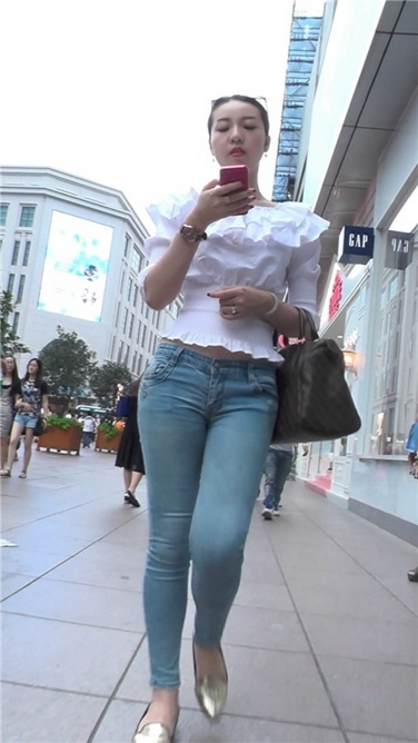 极品蜂腰翘臀紧牛大美女[MP4/2GB]