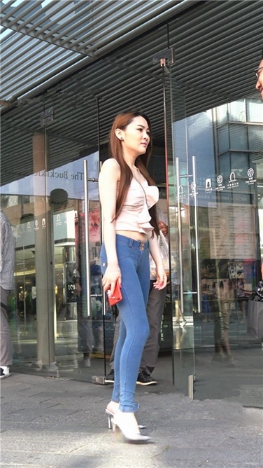 4K超清视频！极品紧身蜜桃牛仔银白高跟美臀大美女[MP4/3GB]