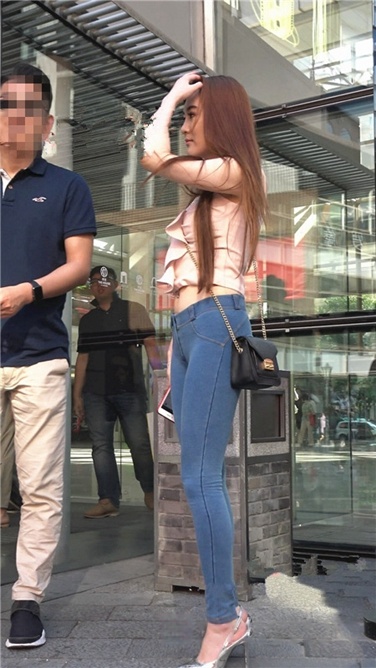 4K超清视频！极品紧身蜜桃牛仔银白高跟美臀大美女[MP4/3GB]