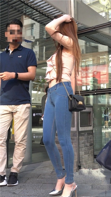 4K超清视频！极品紧身蜜桃牛仔银白高跟美臀大美女[MP4/3GB]