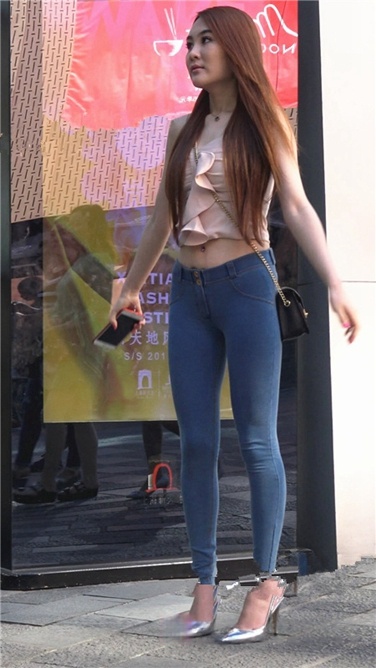 4K超清视频！极品紧身蜜桃牛仔银白高跟美臀大美女[MP4/3GB]