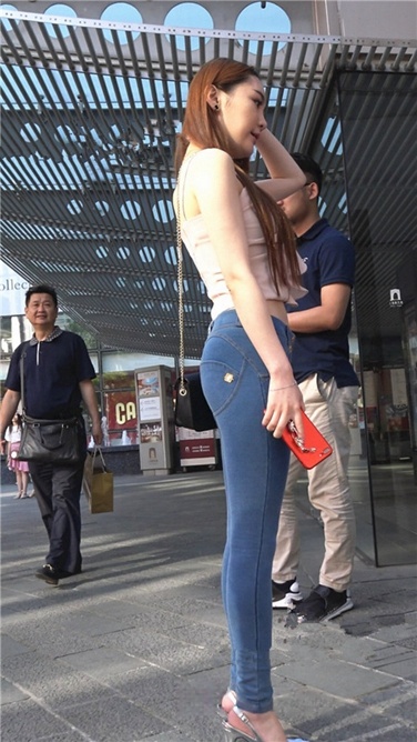 4K超清视频！极品紧身蜜桃牛仔银白高跟美臀大美女[MP4/3GB]