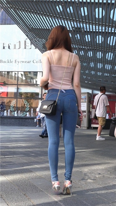 4K超清视频！极品紧身蜜桃牛仔银白高跟美臀大美女[MP4/3GB]