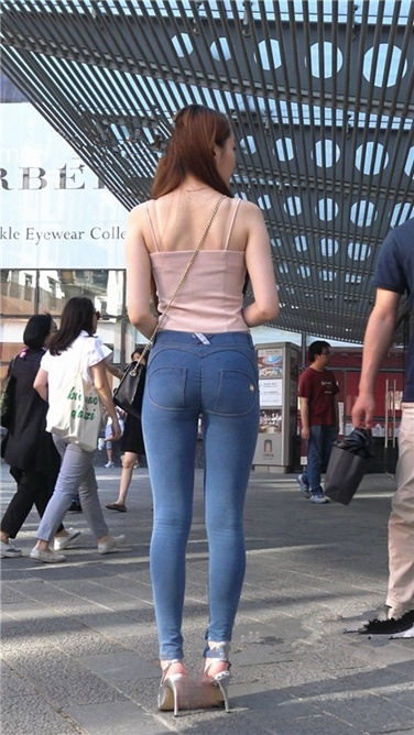 4K超清视频！极品紧身蜜桃牛仔银白高跟美臀大美女[MP4/3GB]