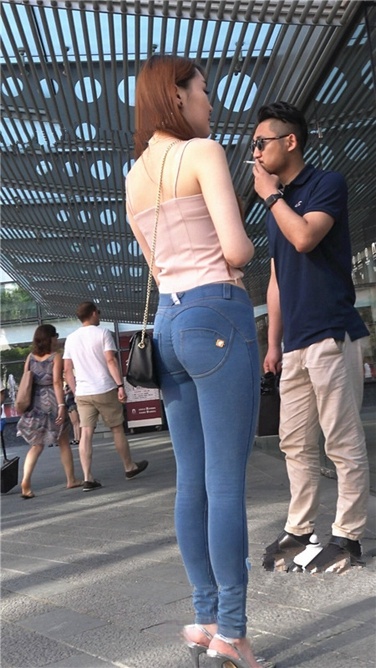 4K超清视频！极品紧身蜜桃牛仔银白高跟美臀大美女[MP4/3GB]