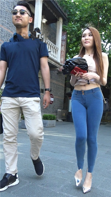 4K超清视频！极品紧身蜜桃牛仔银白高跟美臀大美女[MP4/3GB]