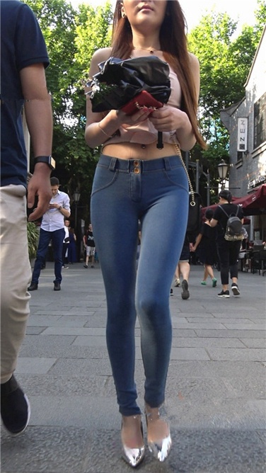 4K超清视频！极品紧身蜜桃牛仔银白高跟美臀大美女[MP4/3GB]