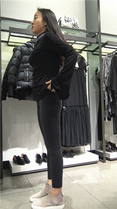 4K超清！超极品轻盈紧身瑜伽裤翘屯美女试衣服【MP4/3GB】