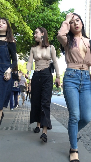 4K超清视频！超性感超低胸装无内衣超薄乳贴两美女逛街[3GB]