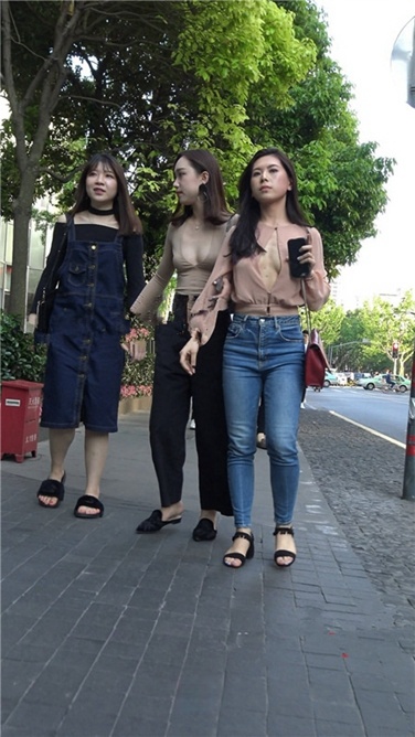 4K超清视频！超性感超低胸装无内衣超薄乳贴两美女逛街[3GB]