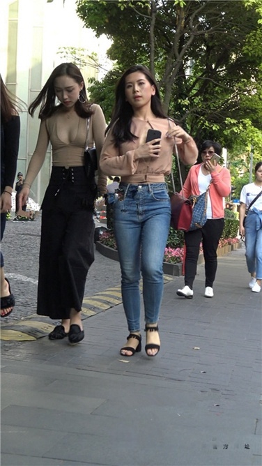 4K超清视频！超性感超低胸装无内衣超薄乳贴两美女逛街[3GB]