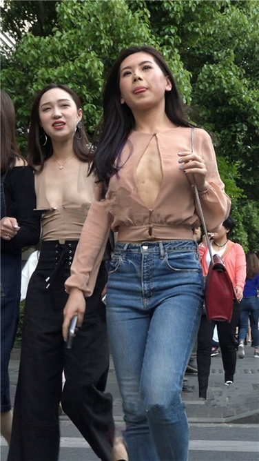 4K超清视频！超性感超低胸装无内衣超薄乳贴两美女逛街[3GB]