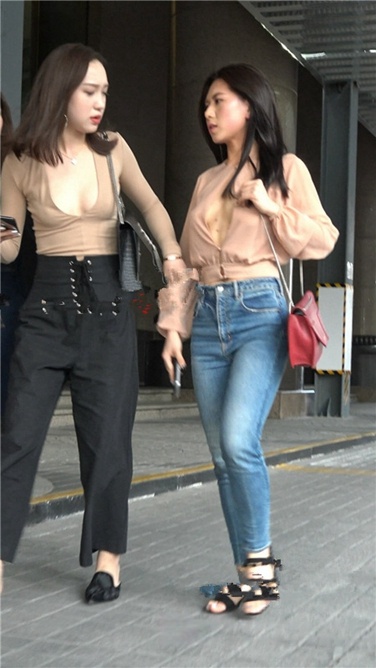 4K超清视频！超性感超低胸装无内衣超薄乳贴两美女逛街[3GB]